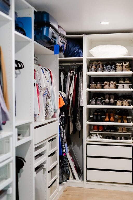 How to Store Seasonal Clothes Efficiently for a Clutter-Free Closet